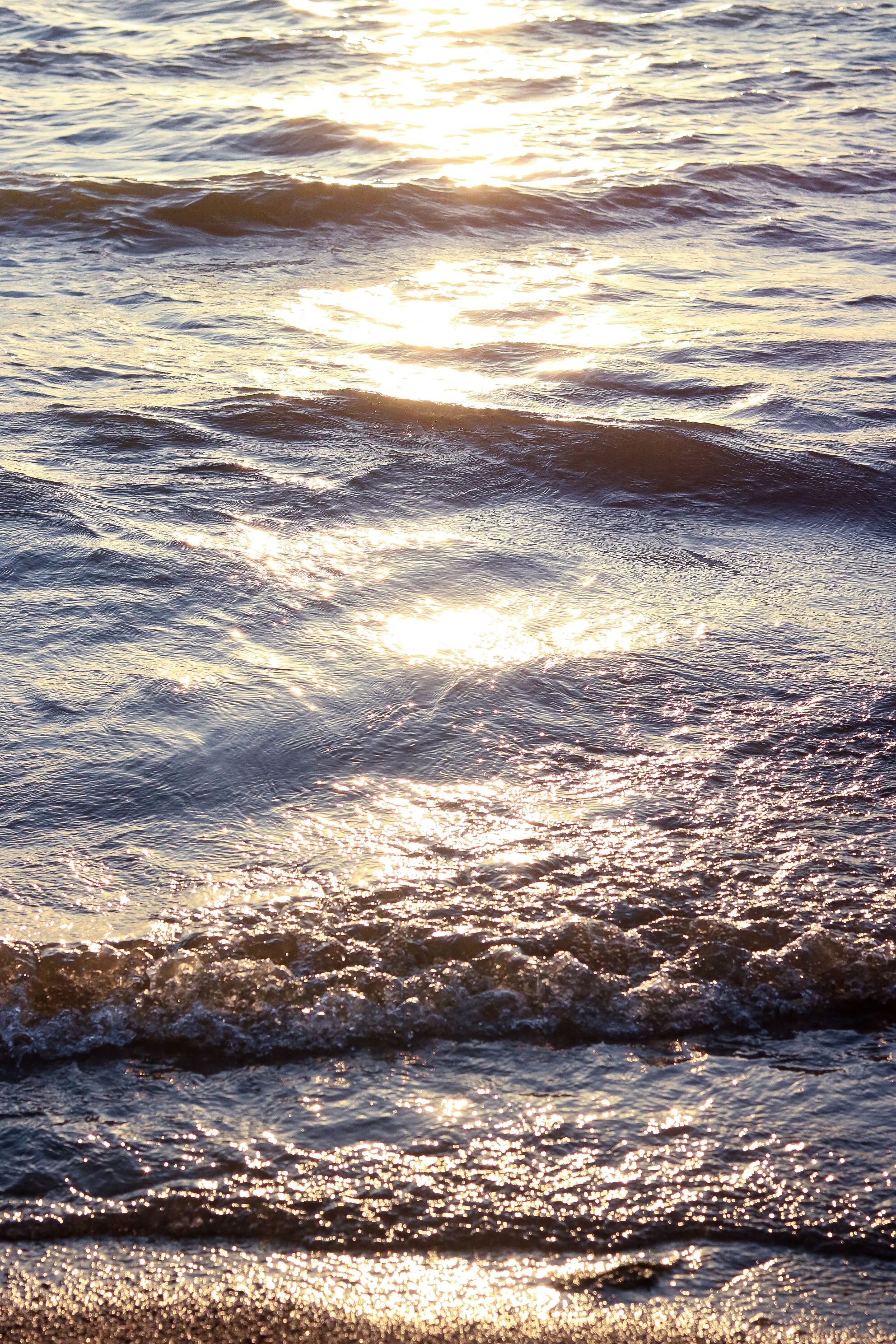 Waves in Sunlight · Free Stock Photo