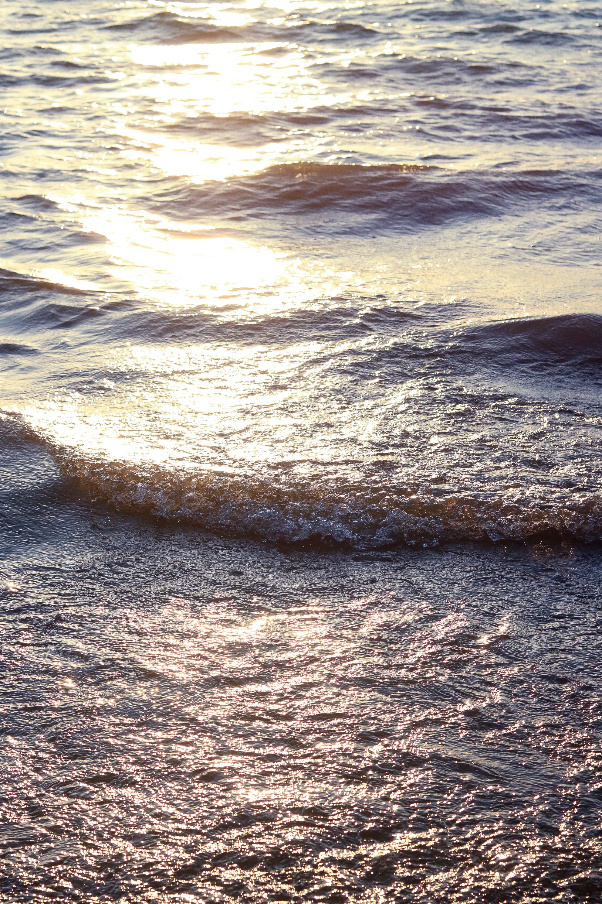 Waves in Sunlight · Free Stock Photo