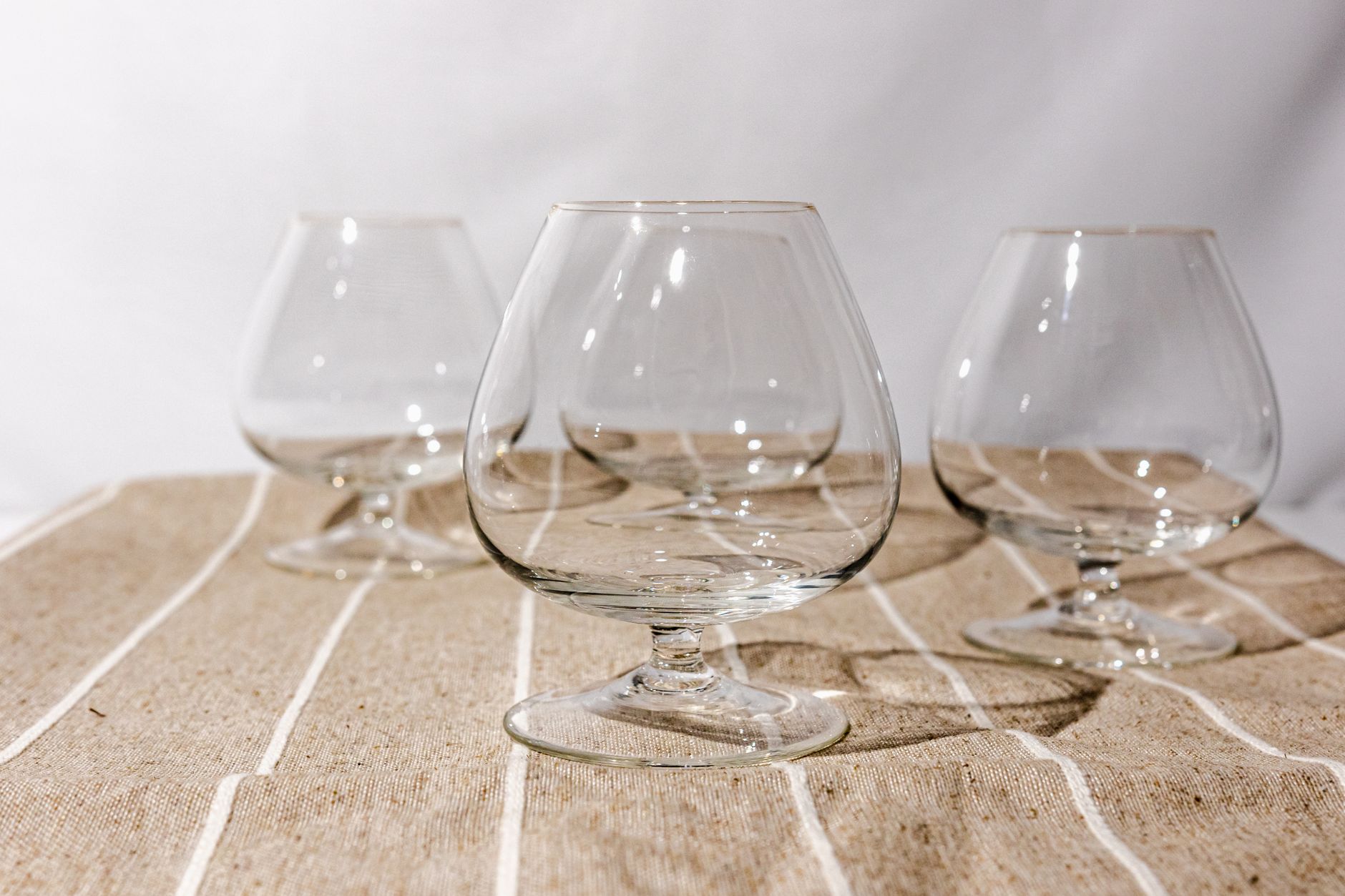 2025년 소상공인 대출, 성공적인 자금 조달을 위한 실질 가이드 2 Close-up of clean, empty brandy snifters on a rustic fabric table, perfect for bar or dining settings.