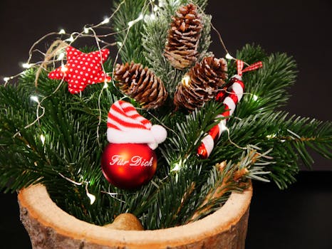 充满活力的圣诞节安排，以松果、串灯和节日小玩意儿为特色