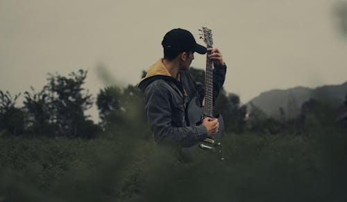 Ảnh lưu trữ miễn phí về Áo khoác, đàn guitar điện, Đàn ông