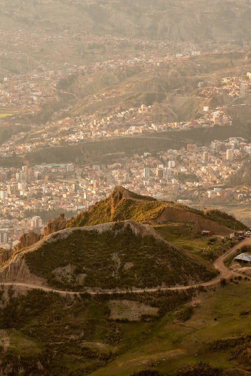Бесплатное стоковое фото с вертикальный выстрел, гора, городской пейзаж