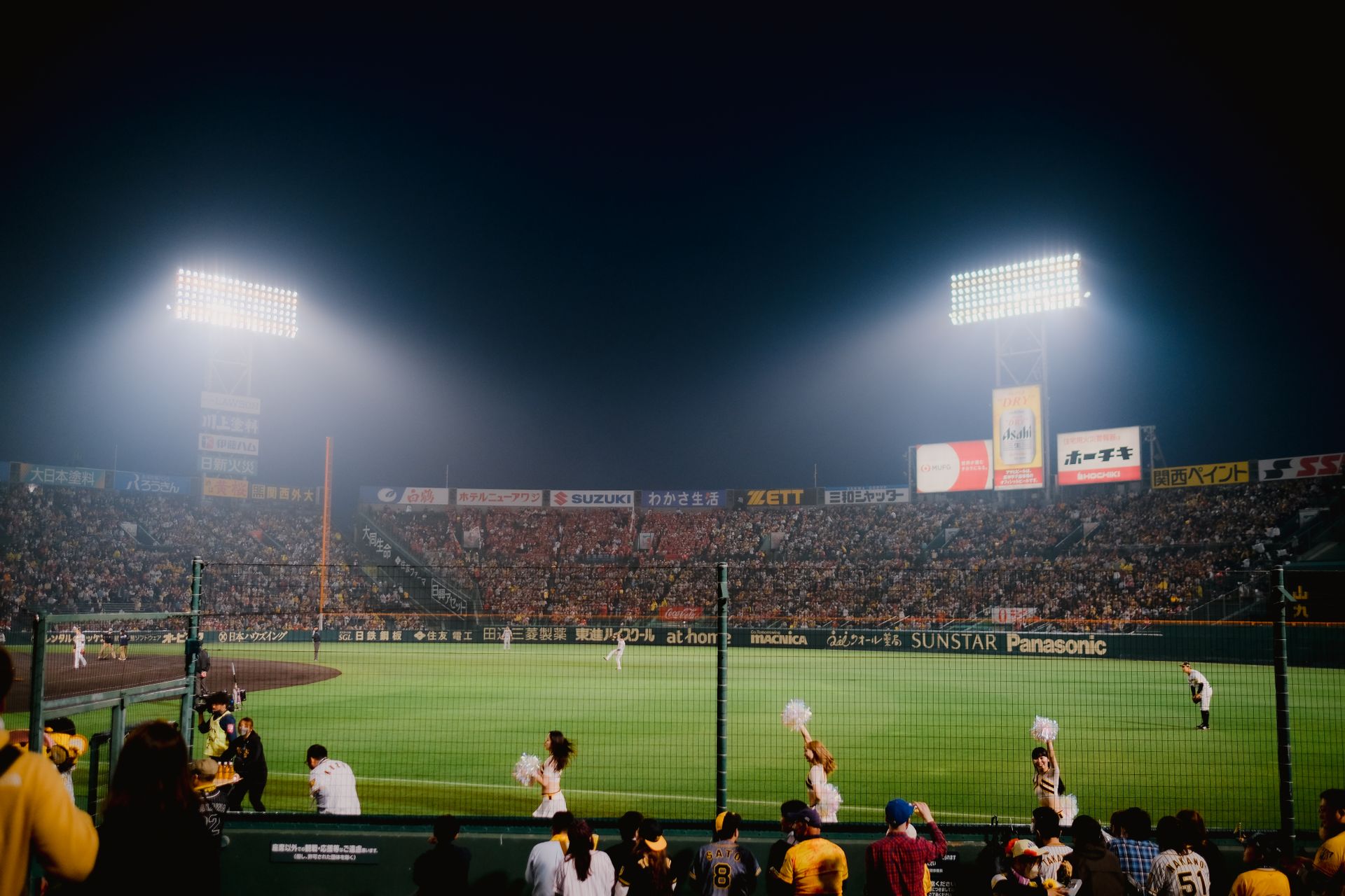 Estadio de beisbol iluminado por la noche