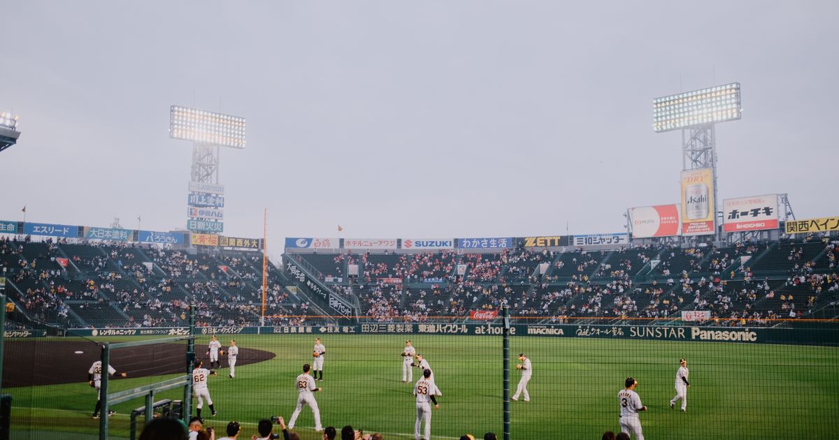 ナイター照明の点いた野球場のグラウンド