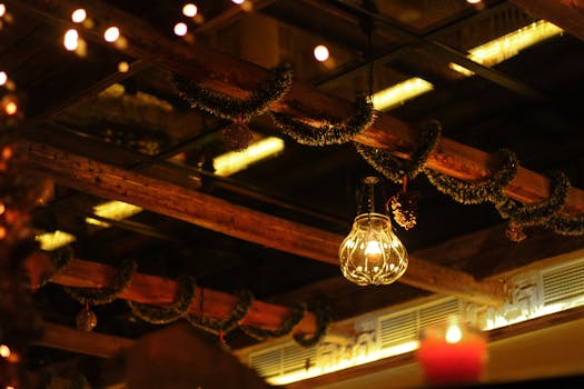 节日装饰主题完美，室内天花板与舒适的照明相得益彰