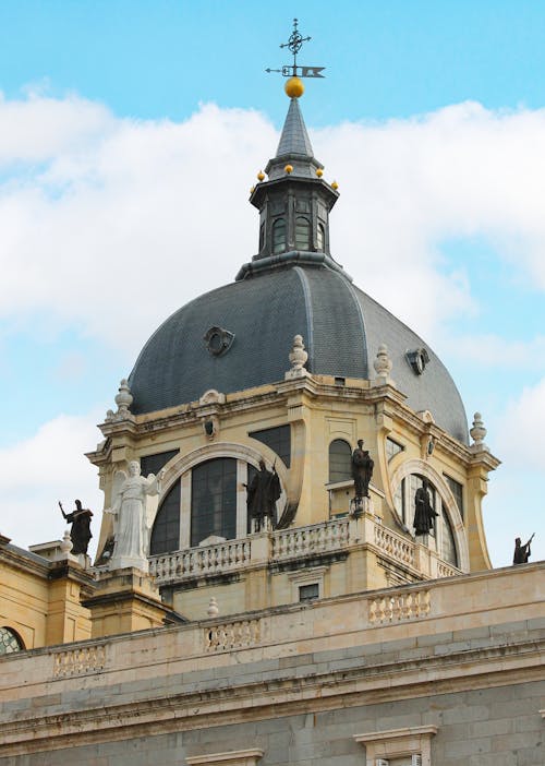 Бесплатное стоковое фото с Альмуденский собор, архитектура, вертикальный выстрел