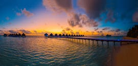 热带度假村的美丽日落景色，海景别墅