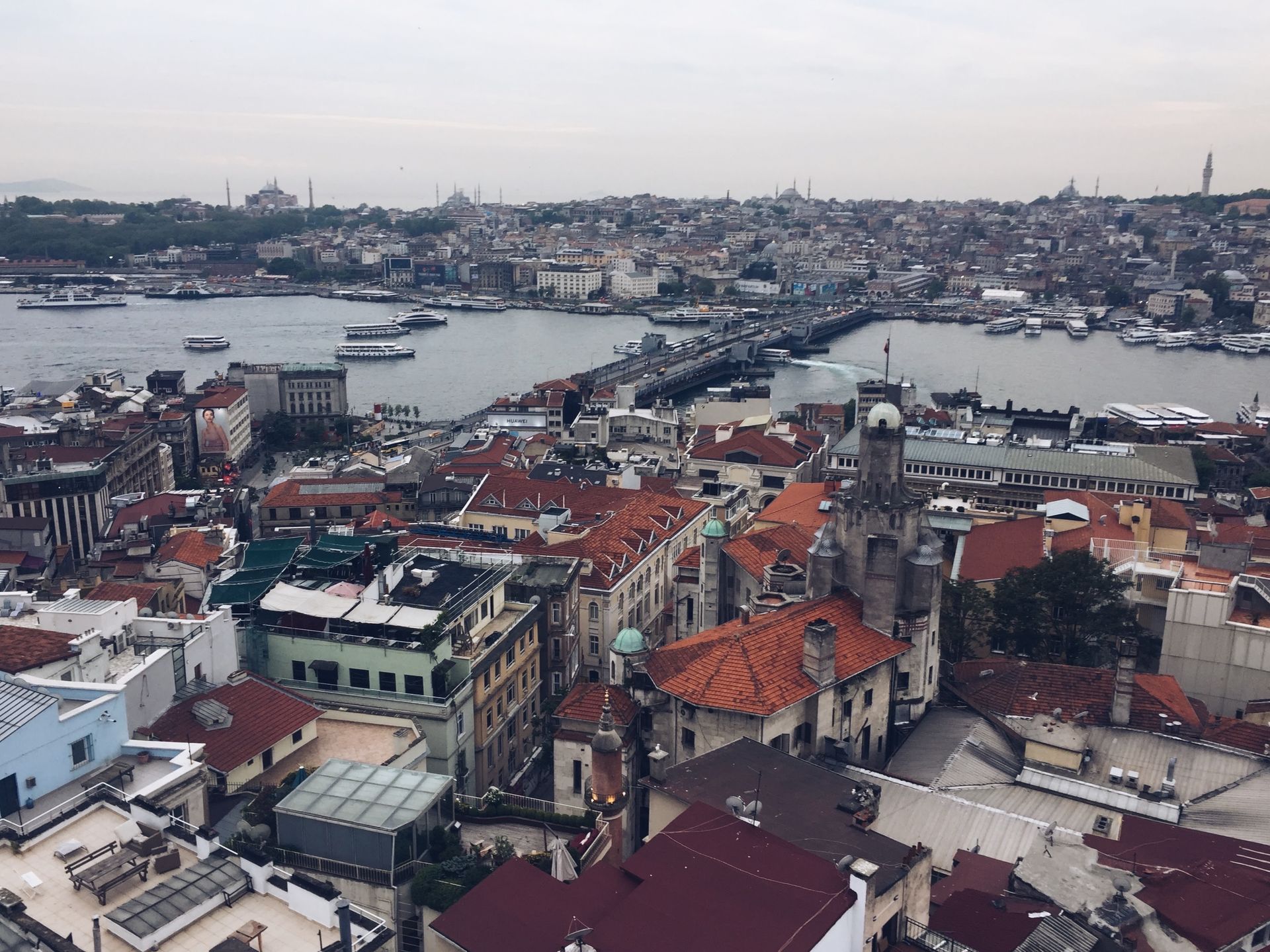 İstanbul Haliç sabah ışığında tekstil atölyesi manzarası