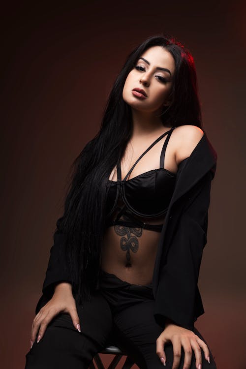 Fotografia do Stock: sexy hot girl in black bra and g-string posing in  Studio