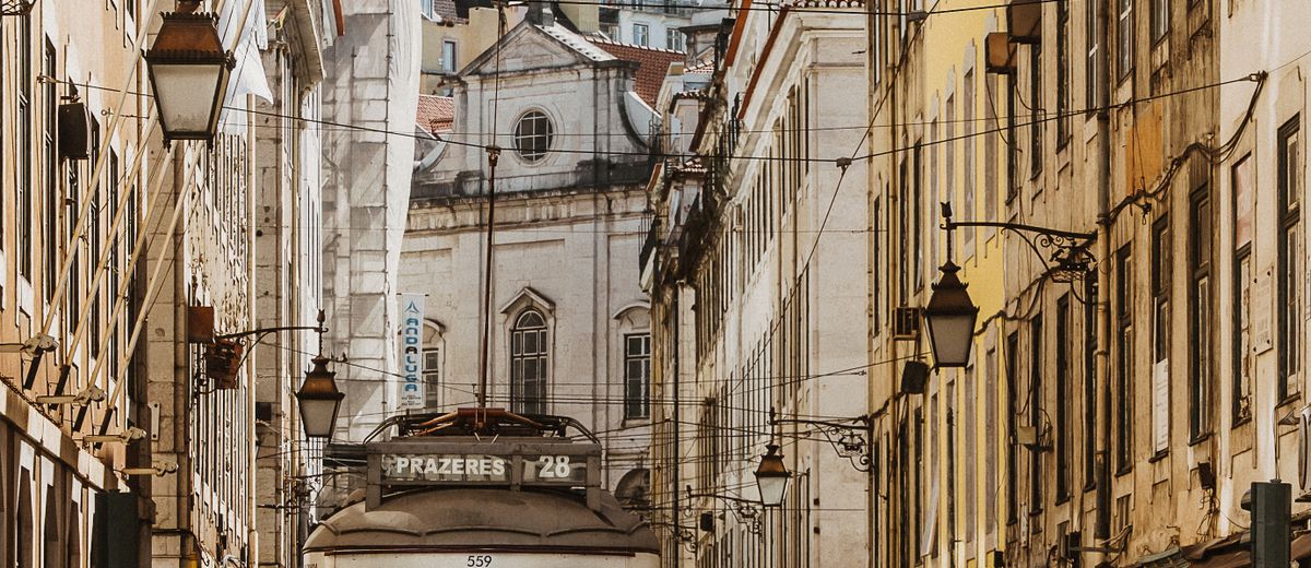 Una calle del casco antiguo de Lisboa
