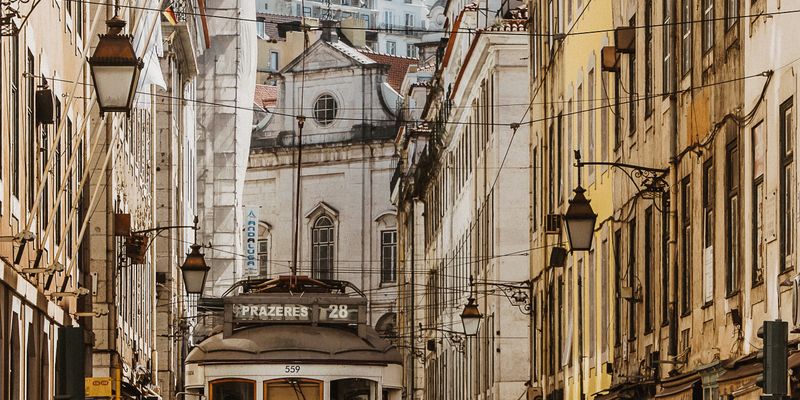 Una calle del casco antiguo de Lisboa