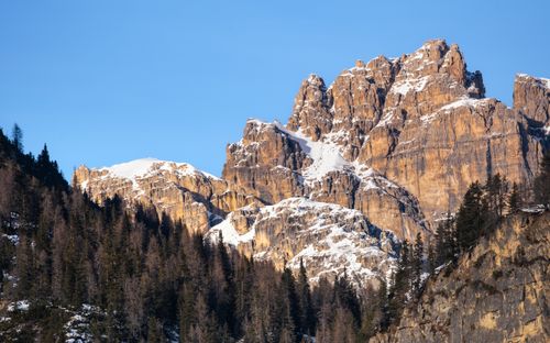 Free A captivating view of the snow-capped Dolomites in Italy during sunset, showcasing rugged mountain peaks. Stock Photo