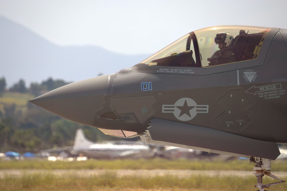 Foto d'estoc gratuïta de aeroport, avió, militar