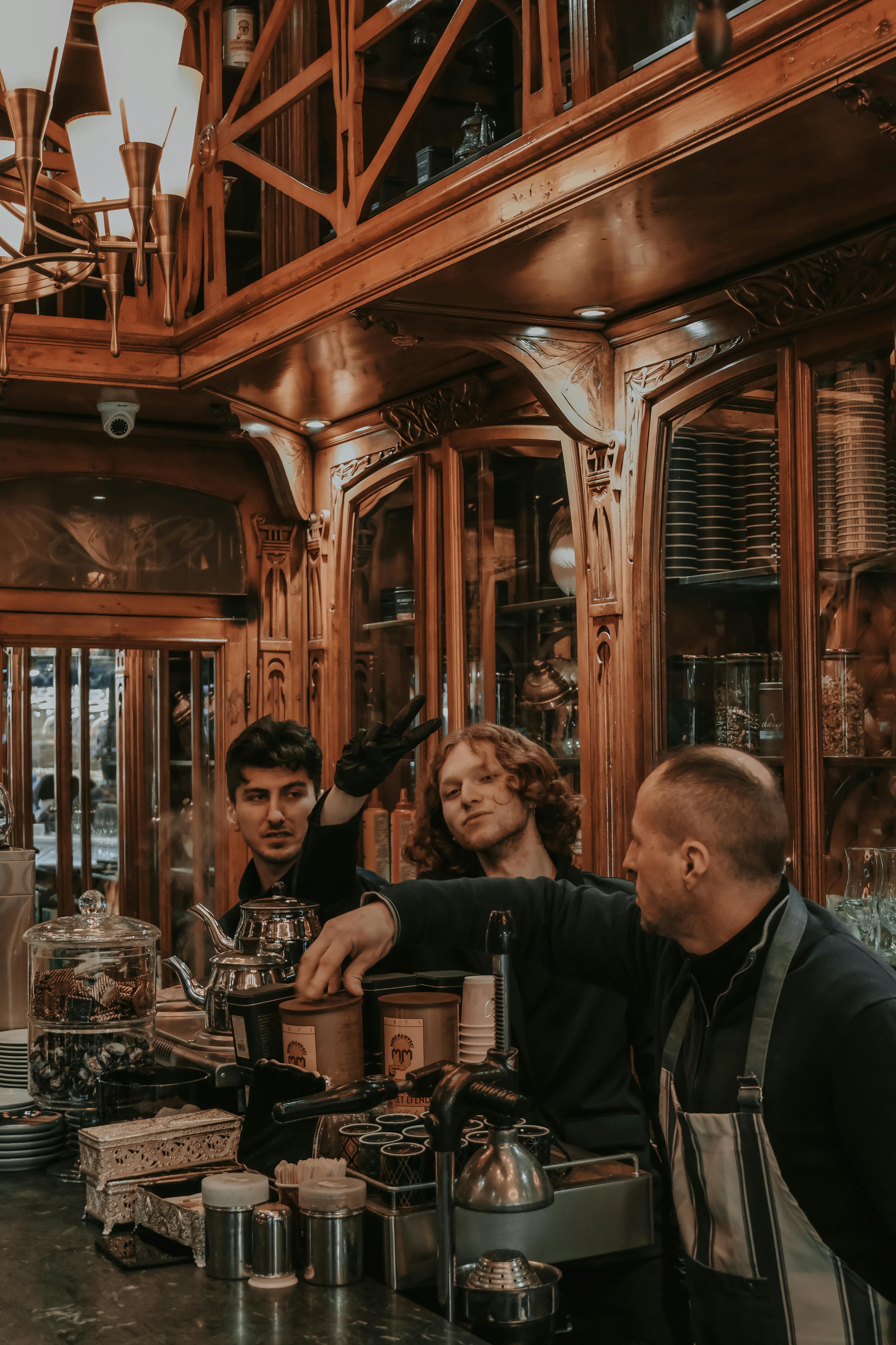 Doi români, răniți în atac armat la Istanbul – Incidente șocante în Piața Taksim