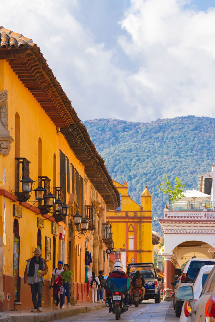 Gelbe Kolonialfassade und Berge in San Cristóbal de las Casas, Chiapas, Mexiko