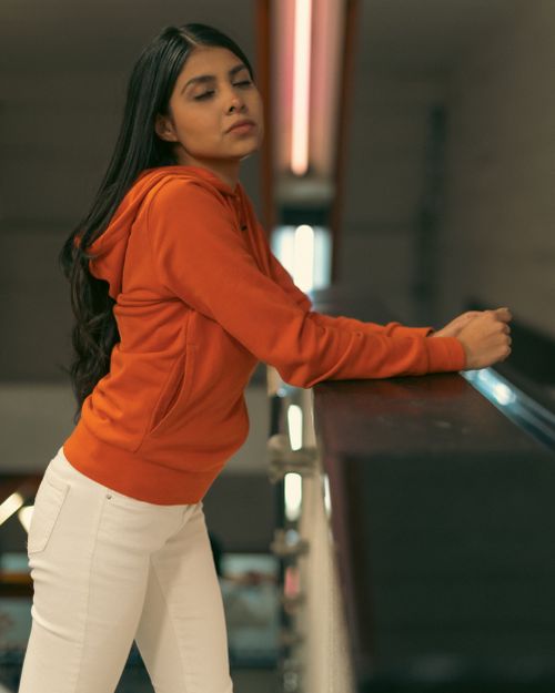 Free Fashionable Latina woman in a subway station, showcasing urban style and confidence. Stock Photo