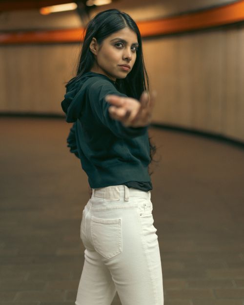 Free Fashionable young woman posing confidently in subway station. Stock Photo