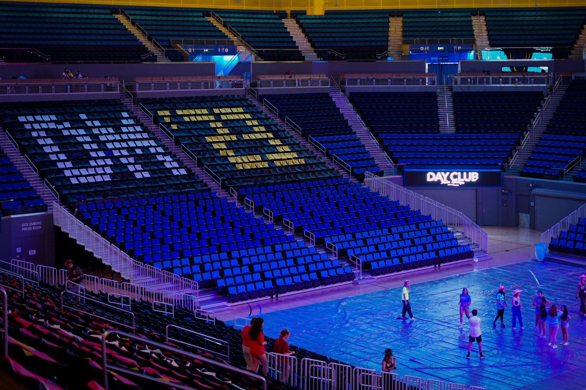 Boş tribünlerle kapalı basketbol arenası