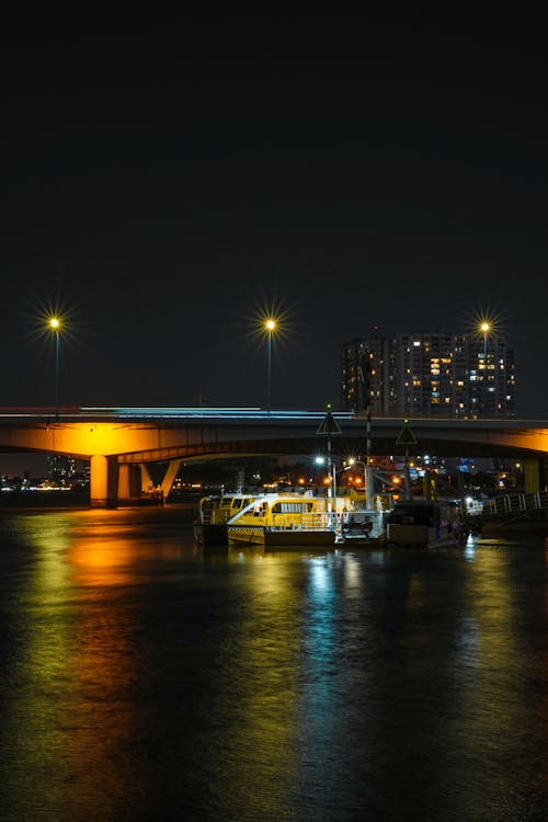 Foto stok gratis cahaya, ho chi minh, jembatan di atas jalan