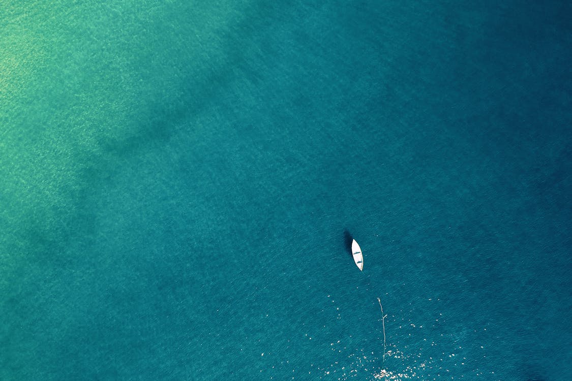 海上のボートの航空写真