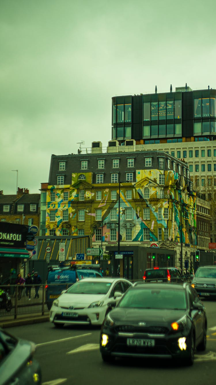 A Busy Street In Front Of The Megaro Hotel In London, England 