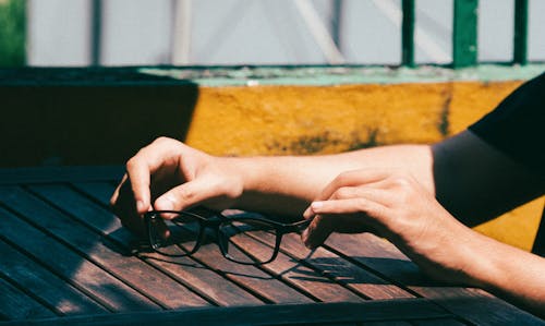 Free 검은 색 액자 안경을 들고있는 사람의 손 사진 Stock Photo