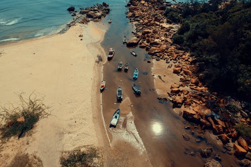 Fotografía De Alto ángulo De Barcos En La Playa