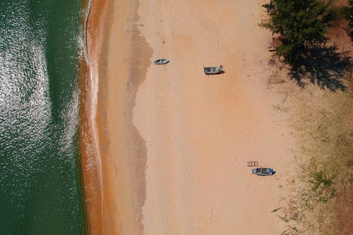 Фото лодок на берегу моря