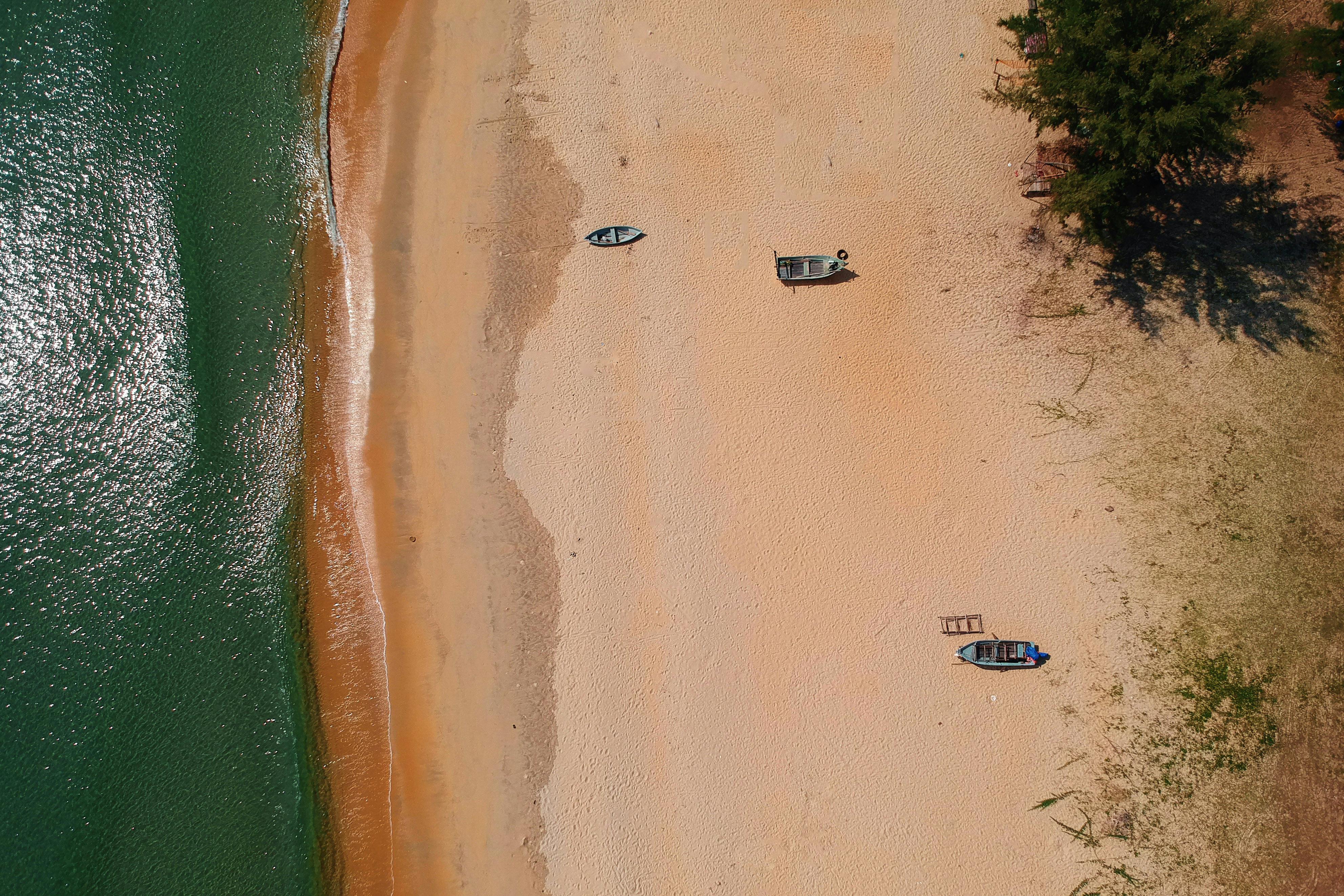 Foto Kapal Di Pantai · Foto Stok Gratis