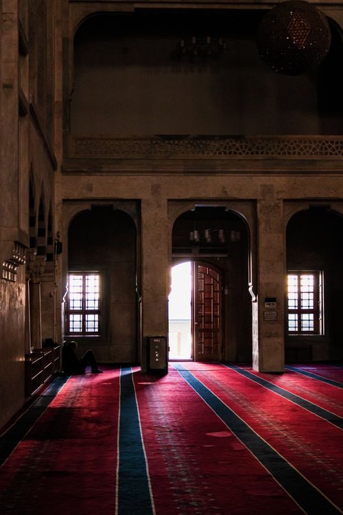 Free Interior of a mosque in Ankara, Türkiye, showcasing traditional carpet and architecture. Stock Photo