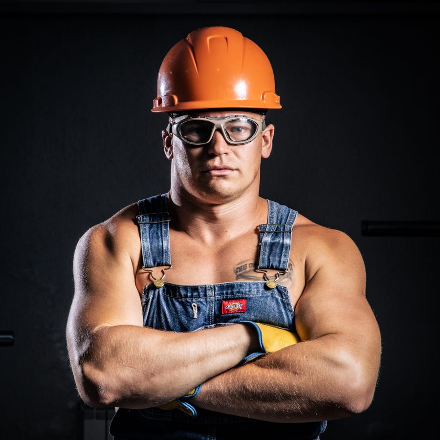 Techniciens experts certifiés Technicien en casque et lunettes de protection sur intervention
