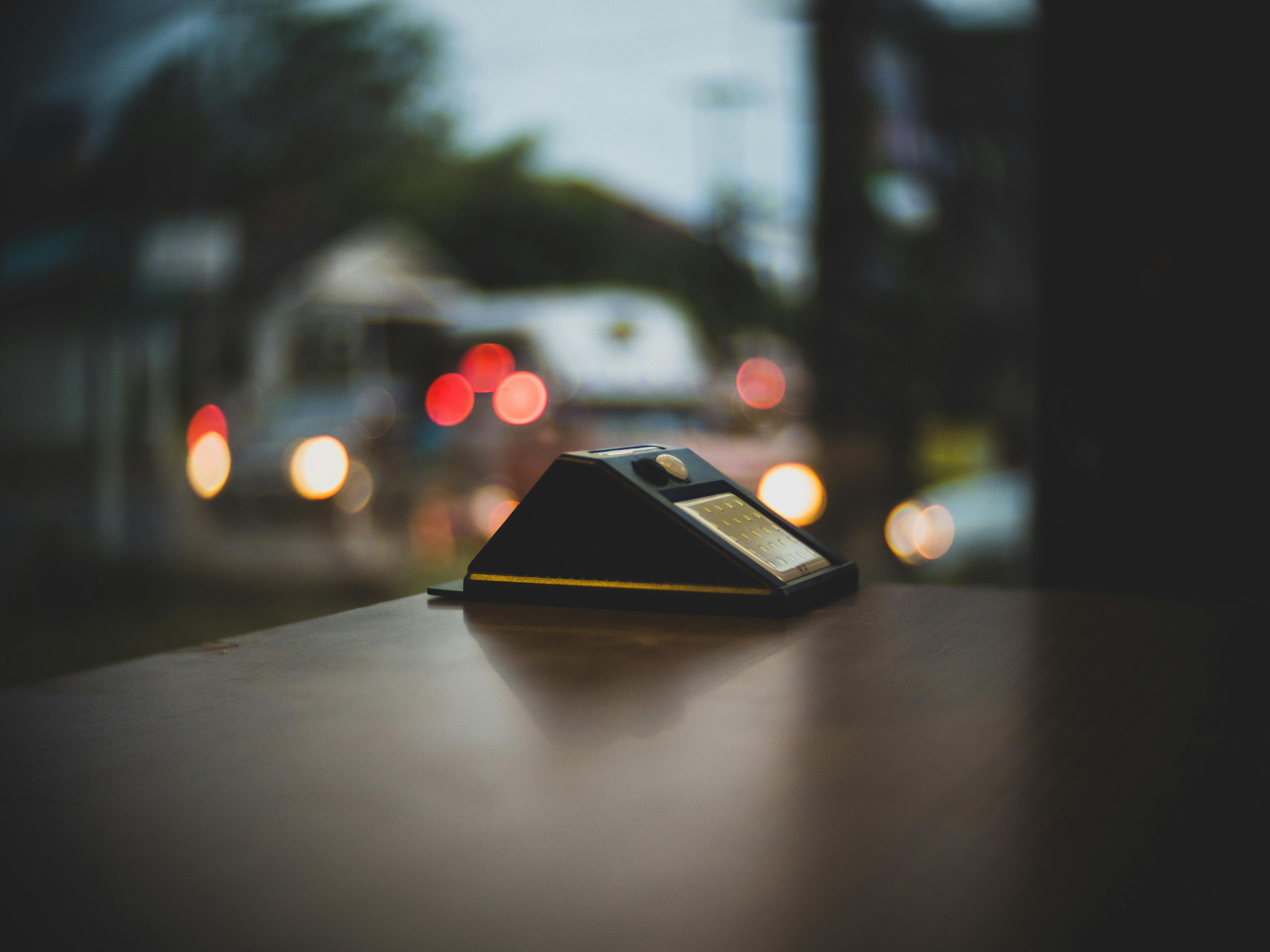 长曝光镜头捕捉了街灯的散景，并聚焦于桌上的装饰