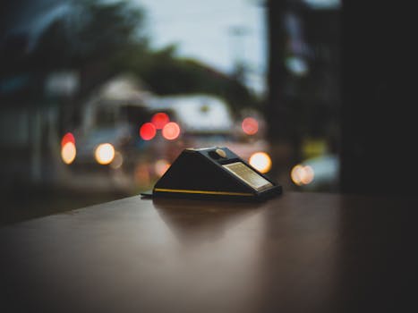 长曝光镜头捕捉了街灯的散景，并聚焦于桌上的装饰