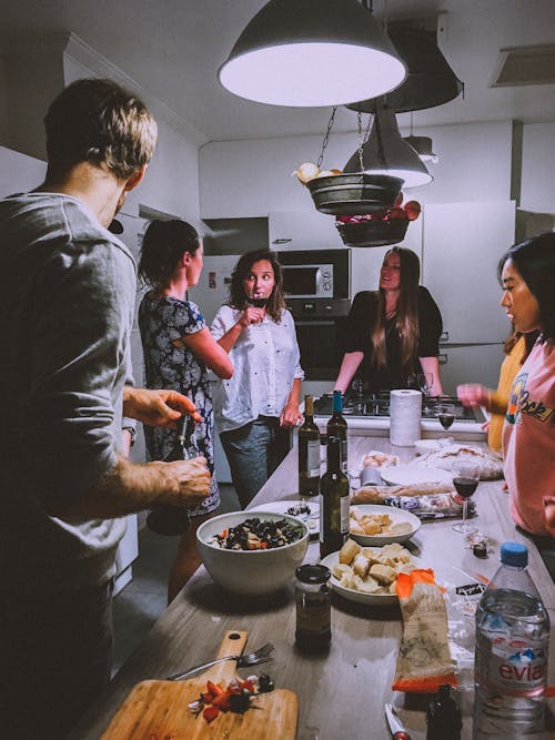 Hombres Y Mujeres De Pie Frente A La Mesa De Comedor