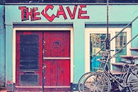 阿姆斯特丹的洞穴岩石俱乐部拥有充满活力的门面，并设有自行车和户外楼梯