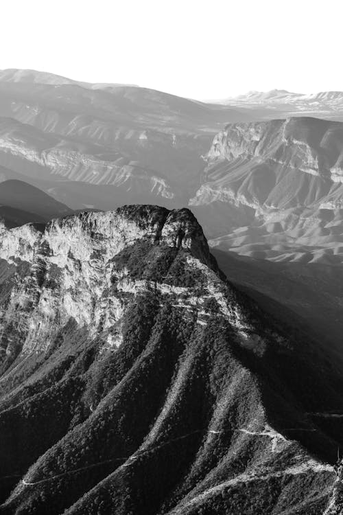 Fotos de stock gratuitas de blanco y negro, cerros, foto con dron