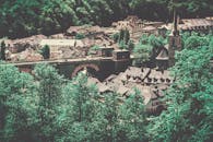 瑞士伯尔尼的迷人鸟瞰图，凸显了历史建筑和郁郁葱葱的绿色植物