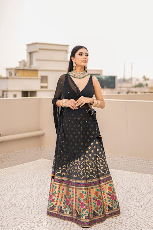 Tenue Traditionnelle Indienne Noire Fille Debout