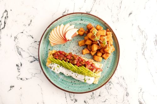 Free Delicious avocado toast with apples and crispy potatoes on a turquoise plate. Stock Photo