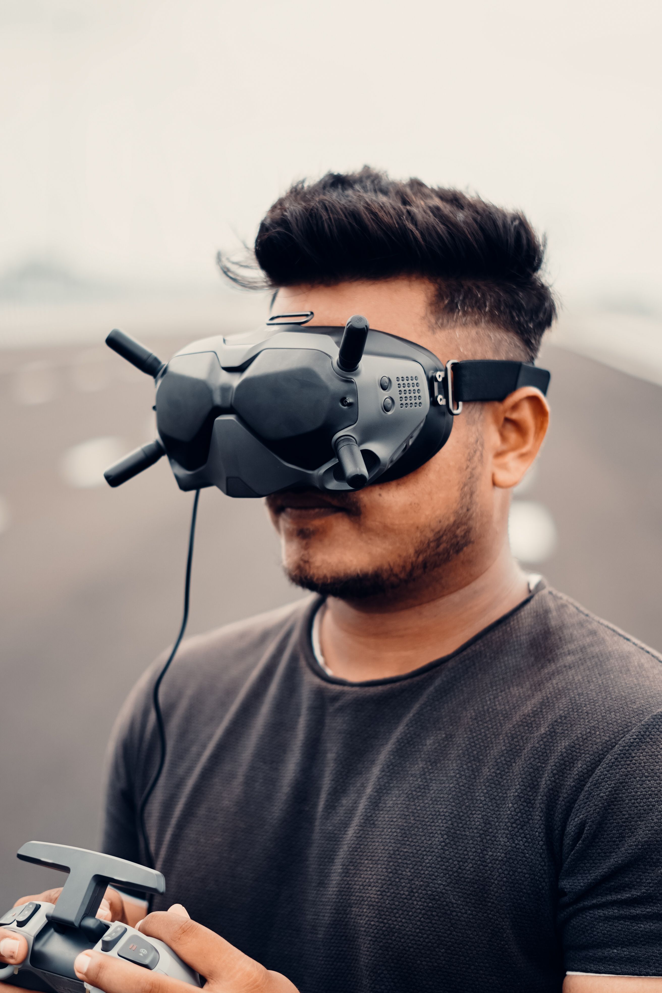 DJI Avata 3 et FPV cinématique urbain : jusqu’où peut-on aller sans se faire bannir de YouTube ? 