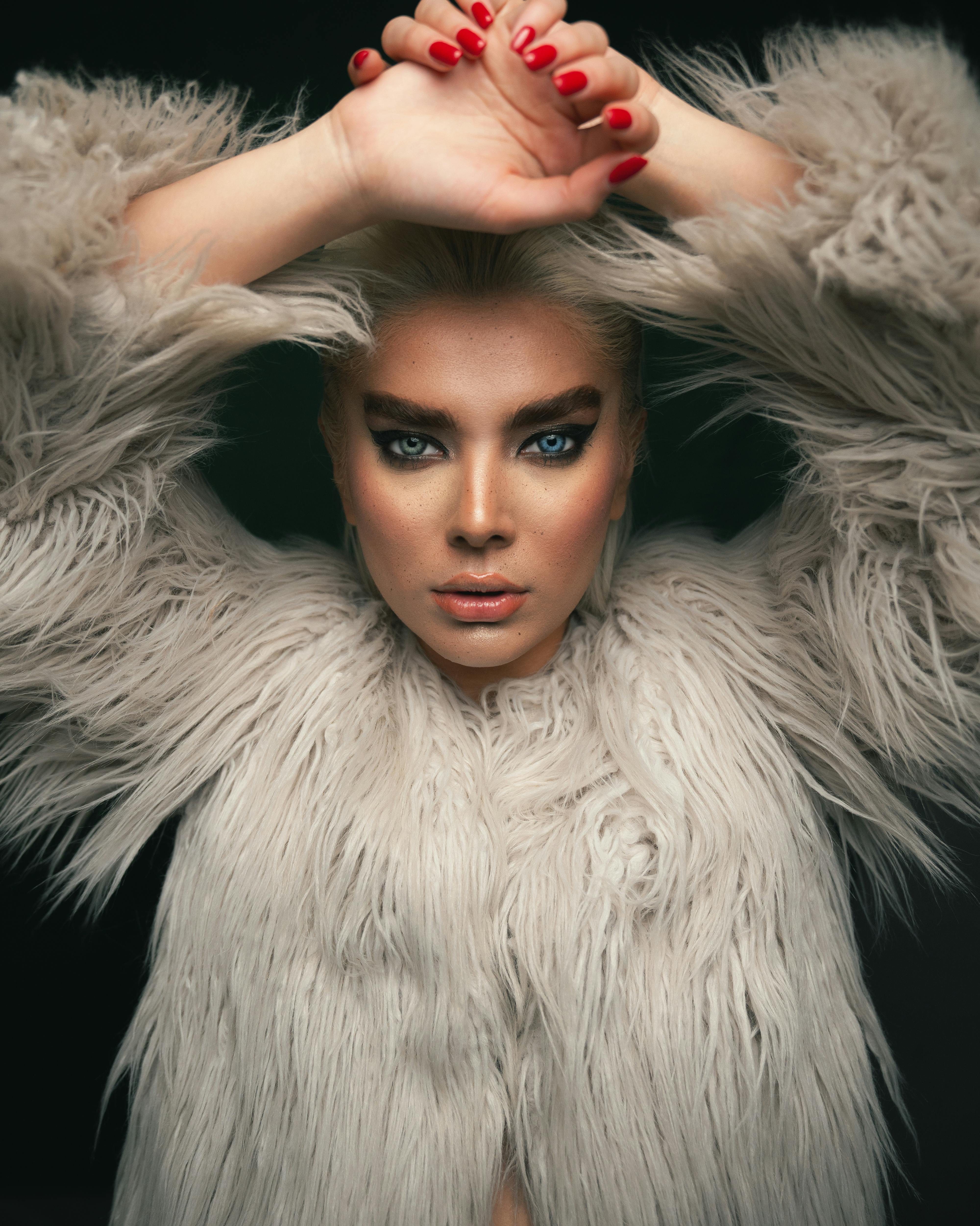 一位穿着豪华皮草大衣的女性的迷人肖像，展示了大胆的时尚风格