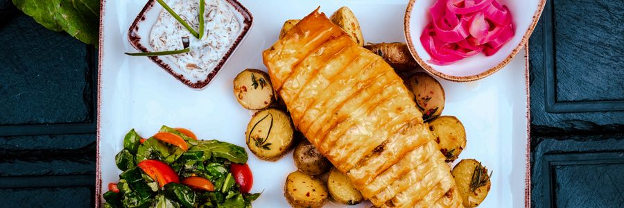 Foto de Tilápia assada com tomate, ervas e batatas