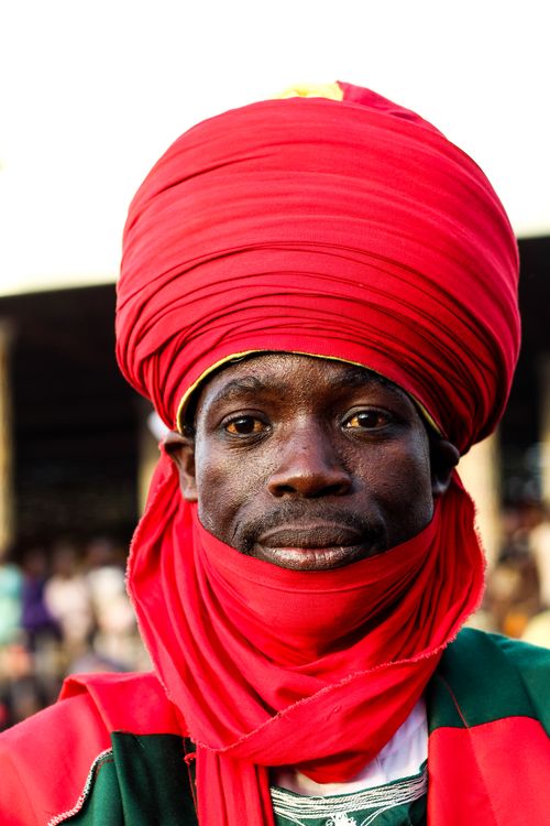 Free Striking portrait of a man in a vivid red turban and shawl, showcasing cultural attire. Stock Photo
