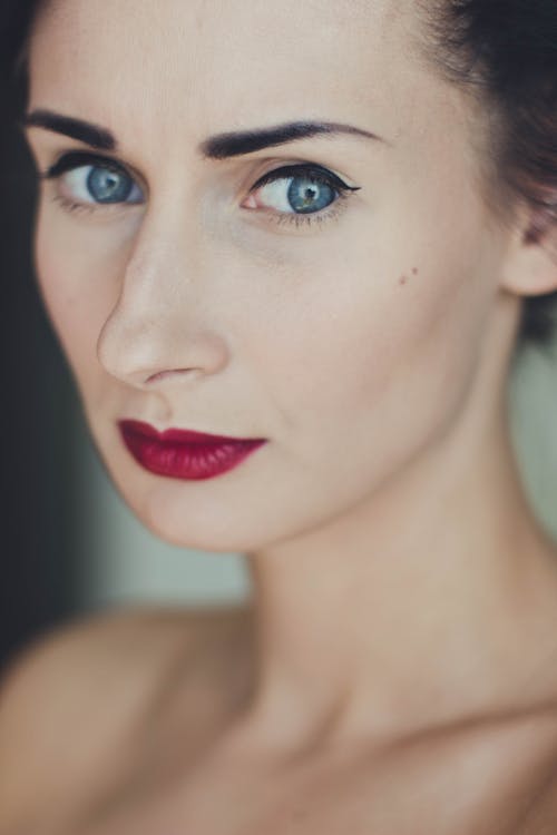 무료 블랙 마스카라와 빨간 립스틱을 입고 여자 스톡 사진