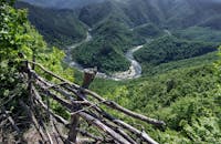 广阔的山谷中，令人叹为观止的绿色植物与蜿蜒的河流，是自然爱好者的完美去处