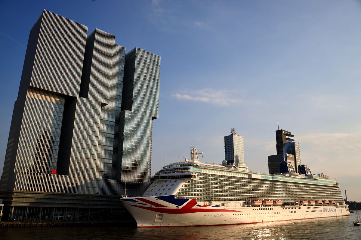 Clădirea De Rotterdam și un vas de croazieră acostat la Kop van Zuid