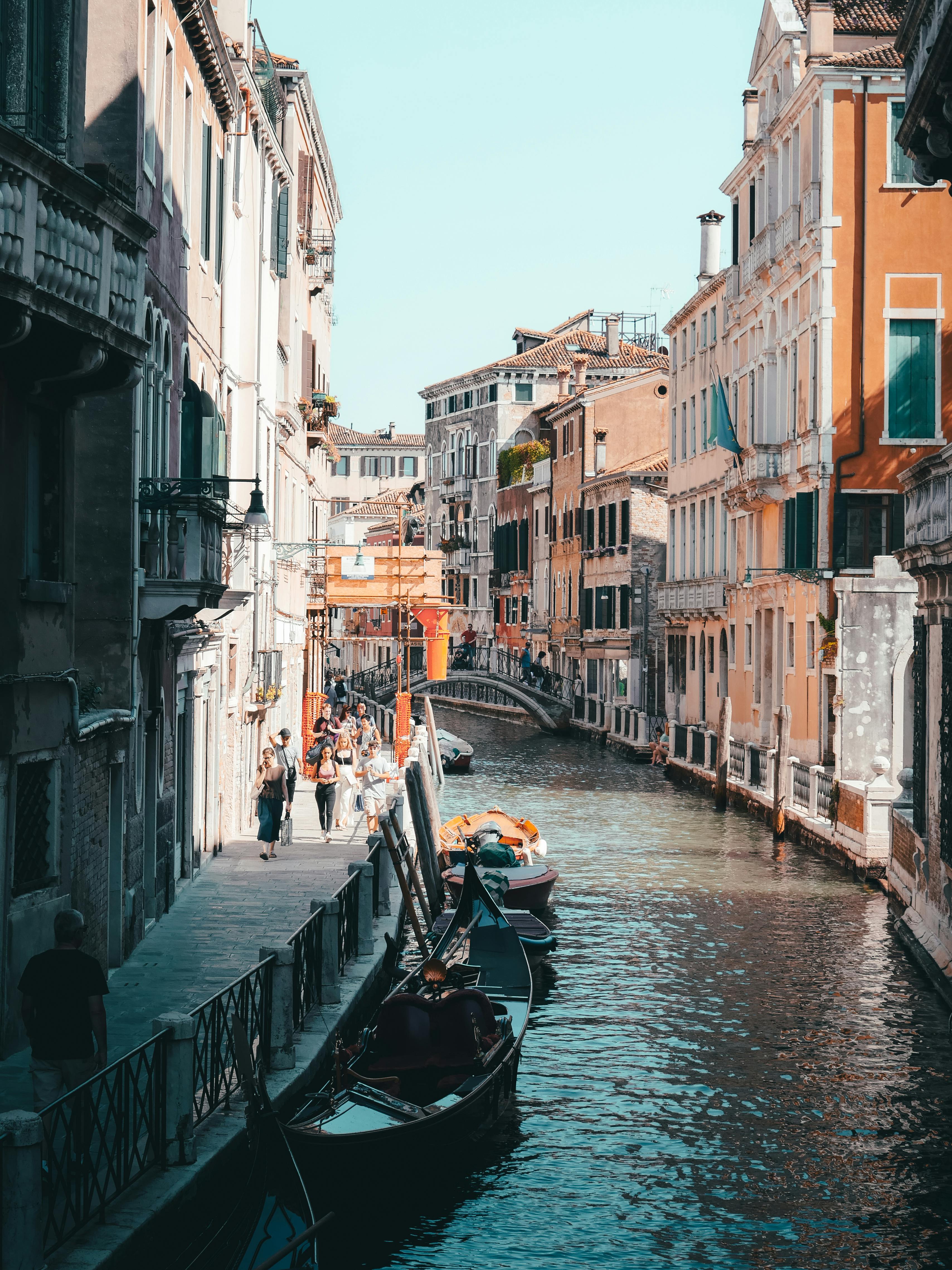 Explore Birch Run’s Hot Spots with Tradeshow Charter Bus Transportation