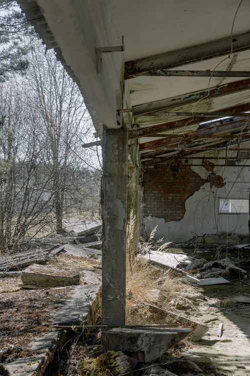 Free Crumbling structure of an abandoned building surrounded by nature, depicting urban decay. Stock Photo