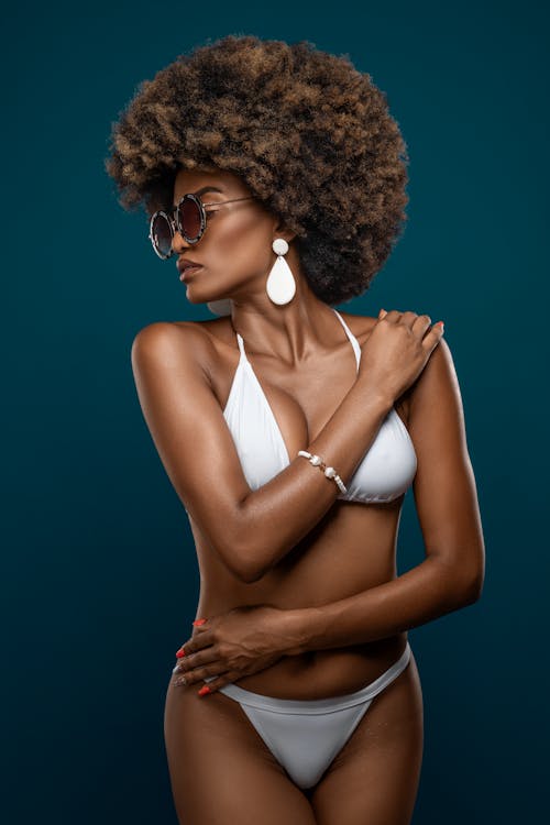 Základová fotografie zdarma na téma afro, bikini, černoška