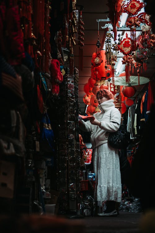 Gratis stockfoto met accessoires, geverfd haar, mevrouw